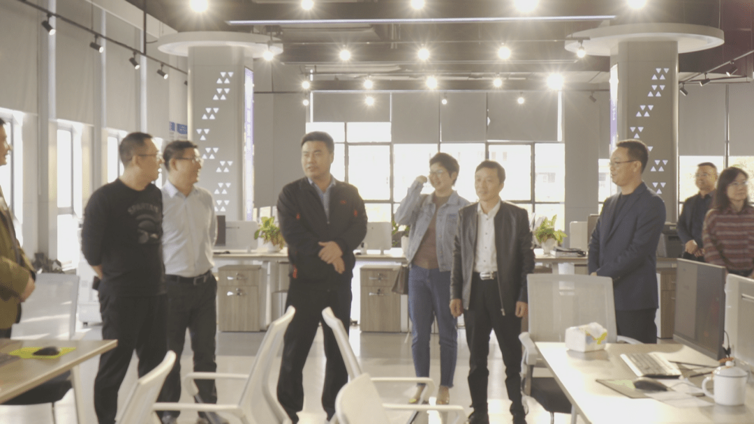 齐忠有记者节走访慰问新闻工作者