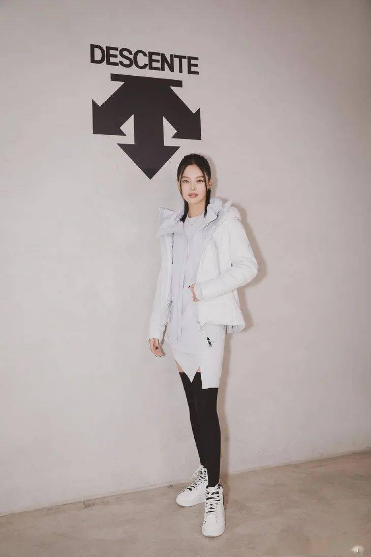 周冬雨|女孩们，撑得很累吧......像周冬雨一样套羽绒服不好吗！？