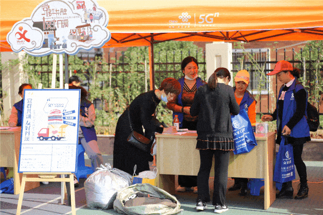 公益集市上口腔检查,爱心理发,银行服务,养生茶道等生活服务一应俱全