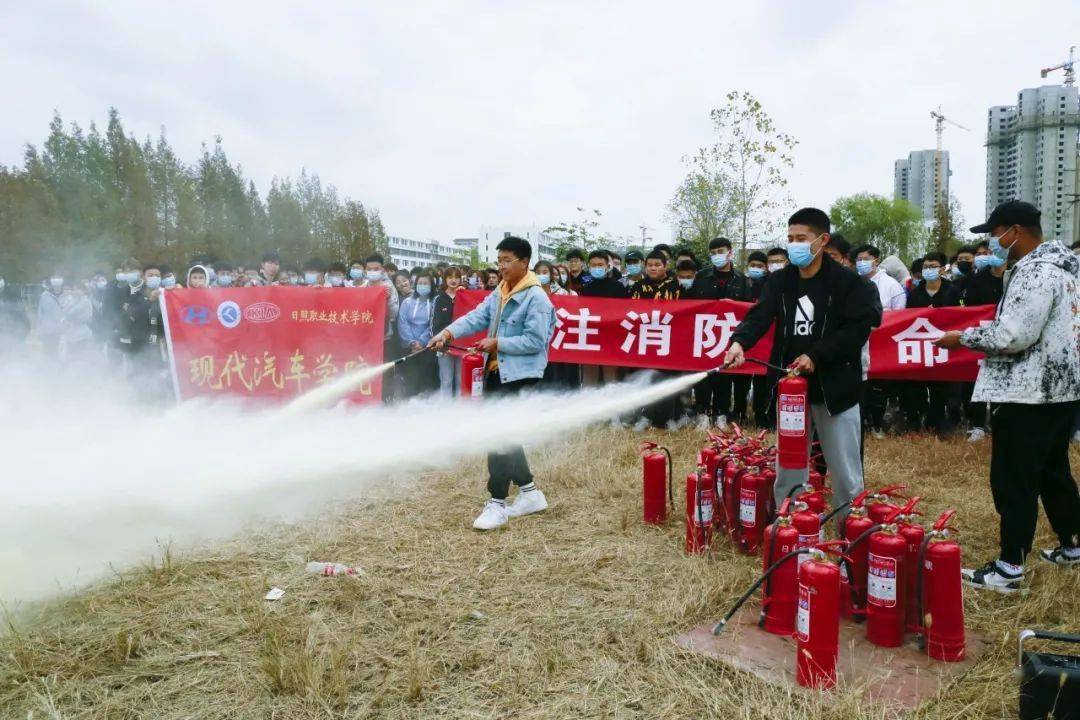 最后参加本次消防演练的同学们分批次有序进行灭火器灭火体验.