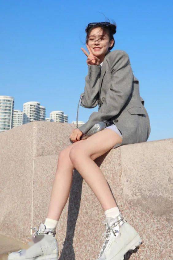 发型|杨超越的粉裙子太土气？被喷表演个寂寞的她要靠发型扳回一城！