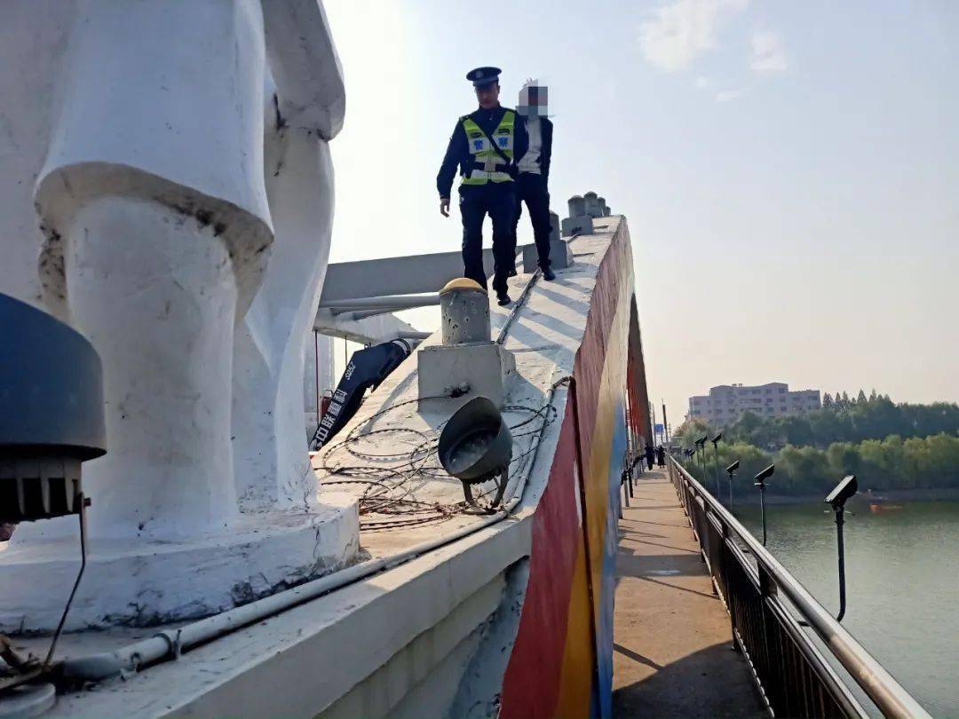 漯河:彩虹桥一男子欲跳桥 民警心理疏导成功解救