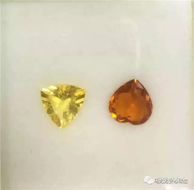 以产地划分: 澳大利亚的欧泊品种有:白欧泊,黑欧泊,铁欧泊,化石欧泊