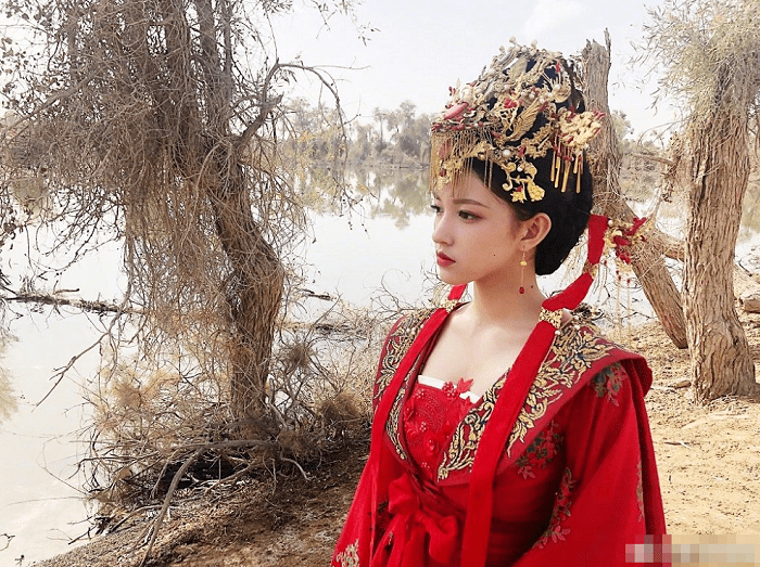 原创本以为程潇穿古装够美了,红嫁衣造型更惊艳,只怪眉毛拉低了颜值