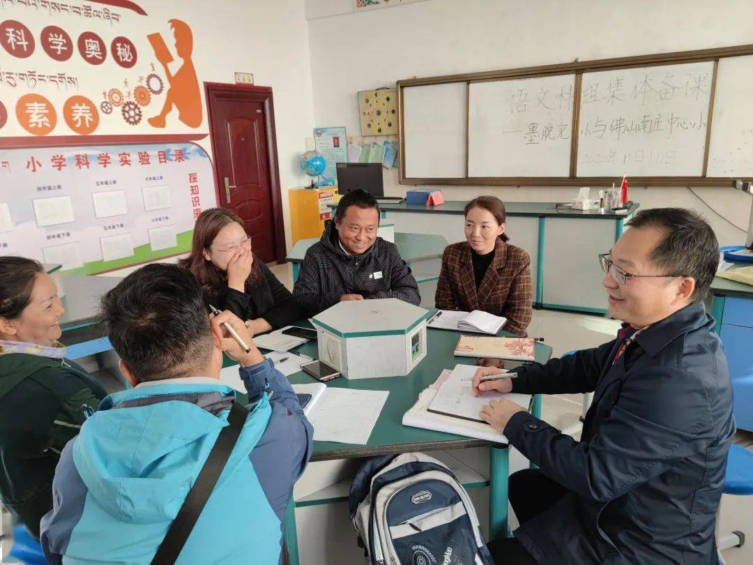 全体语文老师与南庄镇中心小学曾中文校长,梁凯妍老师在办公楼开展