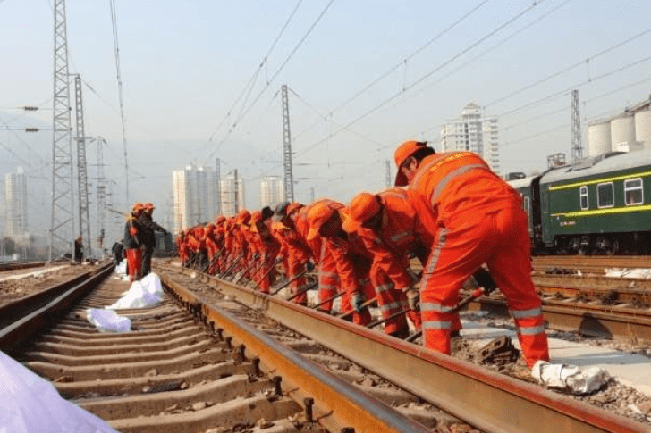 备战春运!兰州铁路"东大门"换新轨