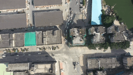 上下班经过 虎门长堤路东引段道路时 都感到很头疼 因为路面突然收窄