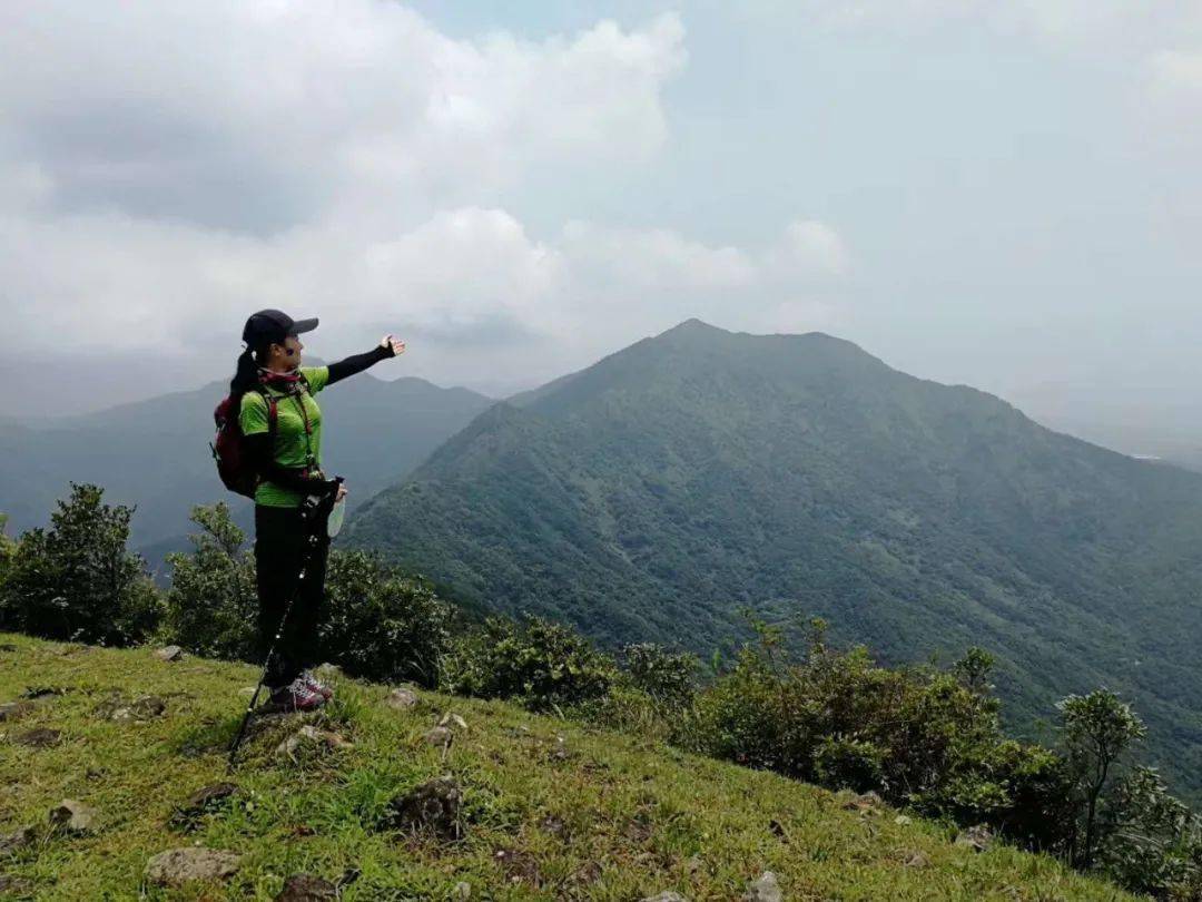 位于惠东县城平山镇东14公里处 九龙峰主峰海拔563米 挺拔如笔尖,又称