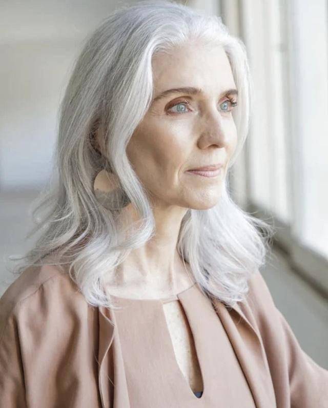 精致生活且内心强大就是银发美女们的最有效的抗衰老方法