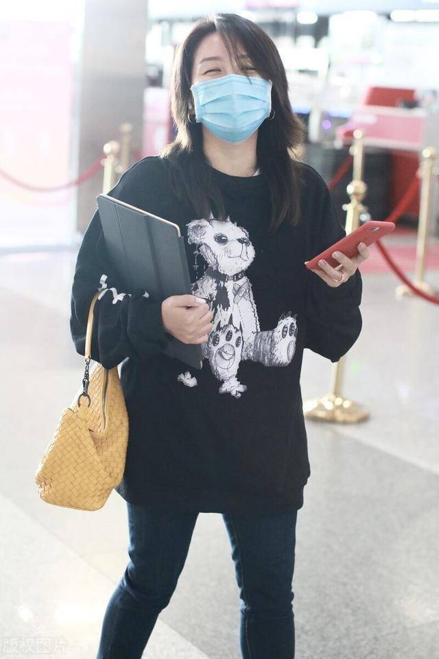 何洁素颜现身机场,脸部变得更加圆润,休闲穿搭似大妈