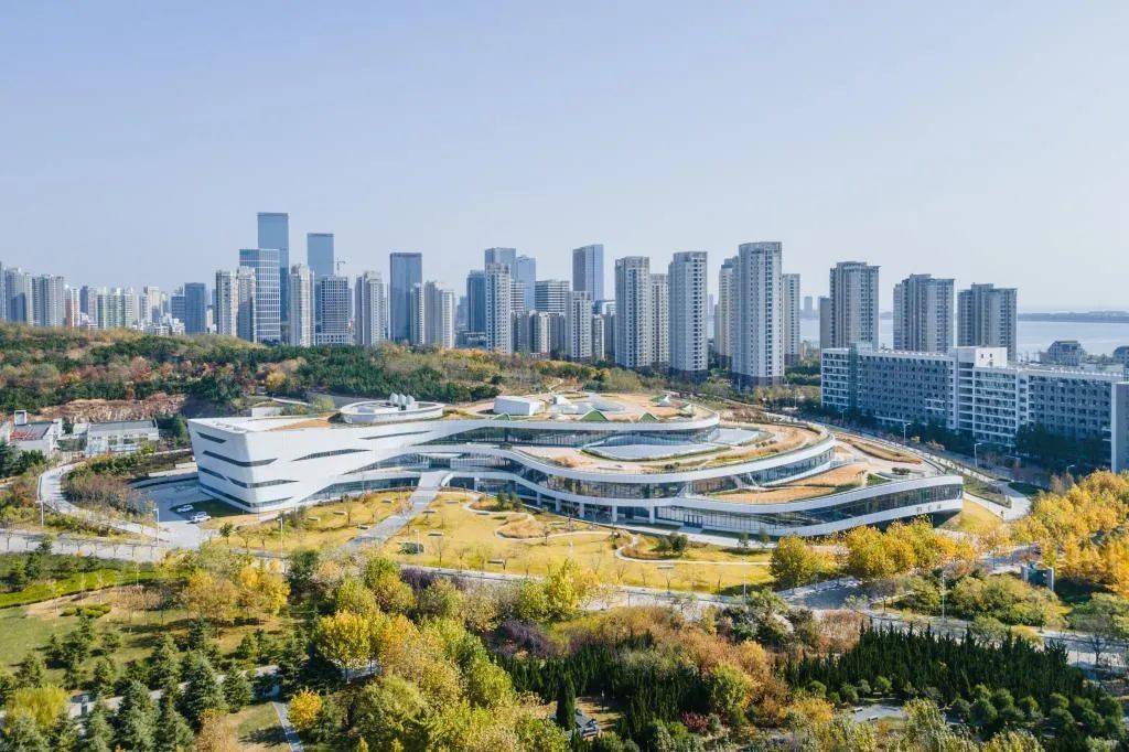 美了美了!天空的视角看中国石油大学(华东)