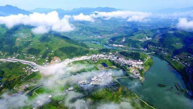 空中俯瞰竹溪县汇湾镇曾家寨3a级景 