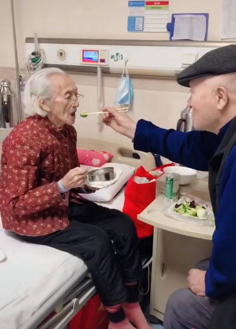 老人住院95岁老伴喂饭，90后护士不忍打扰称是最美爱情的模样
