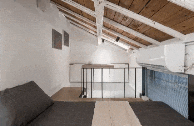 把楼梯间的这块板放下来,桌子再一翻,又多了一块可以吃饭喝茶聊天的