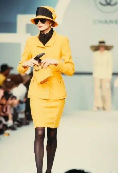 化身|卍物志┃26岁被老佛爷捧为香奈儿化身，如今63岁依然是法式优雅的代名词