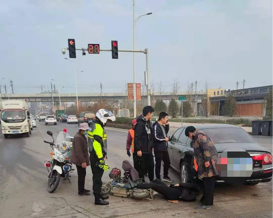 台前一轿车与电动车相撞交警大队铁骑队员反应迅速及时救助一名交通