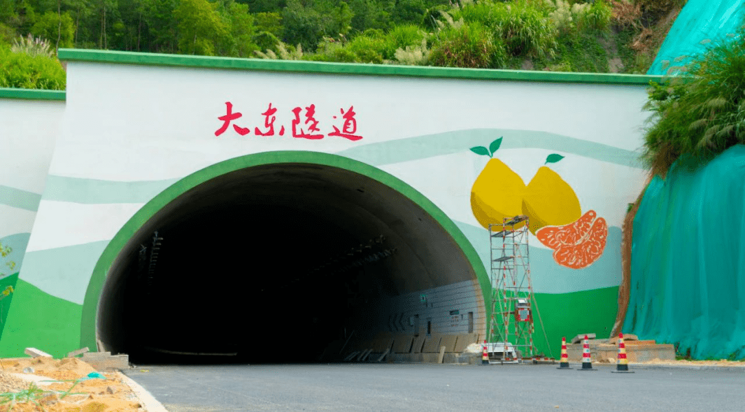 为你揭秘大潮高速隧道洞门被植入"客潮文化"的绘画