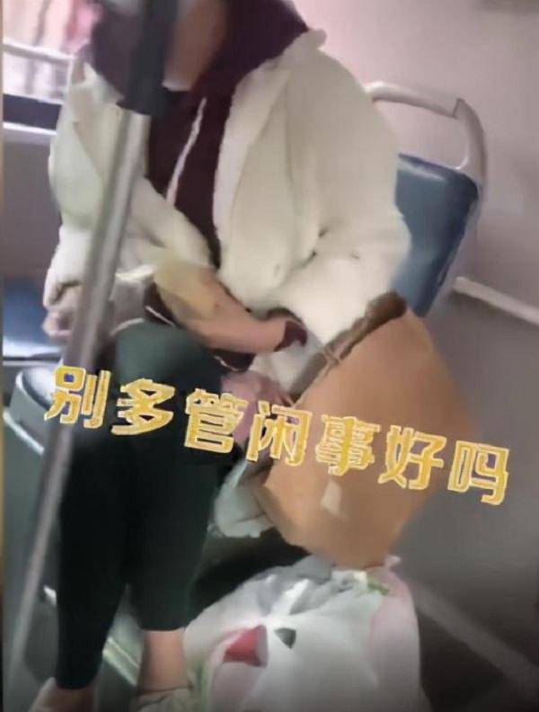 原创北京一女子公交车上吃榴莲,乘客提醒一句,女子回道:别多管闲事