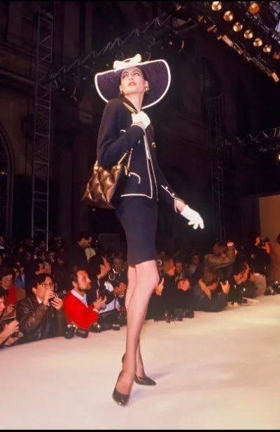 化身|卍物志┃26岁被老佛爷捧为香奈儿化身，如今63岁依然是法式优雅的代名词