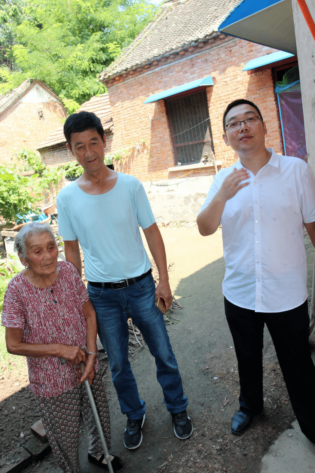 西街村第一书记樊俊召(右一)与西街村党支部书记洪振杰入户走访贫困户