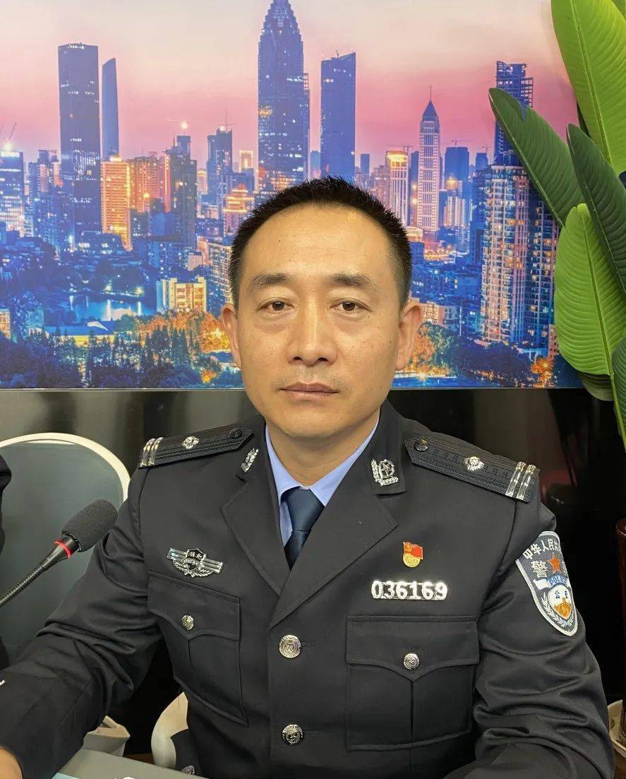 武汉市公安局汉阳分局永丰派出所刑侦民警,曾荣立个人三等功两次.