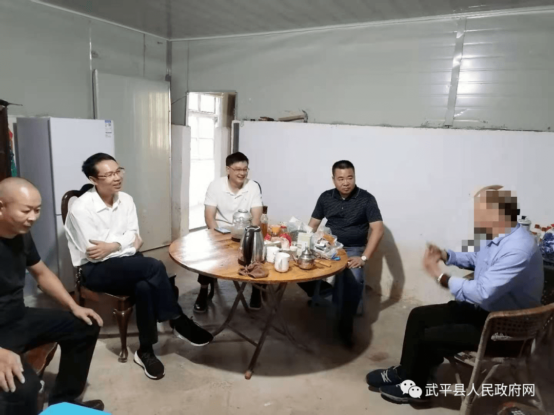 城厢镇,始通村主要负责人的陪同下,县委常委,城厢片区指挥长方刚深入"