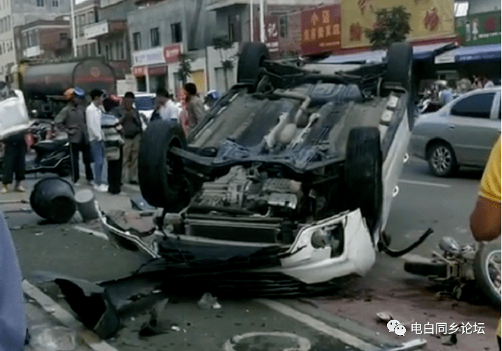 事故原因不详,▼事故现场茂名新墟市场发生一起交通事故