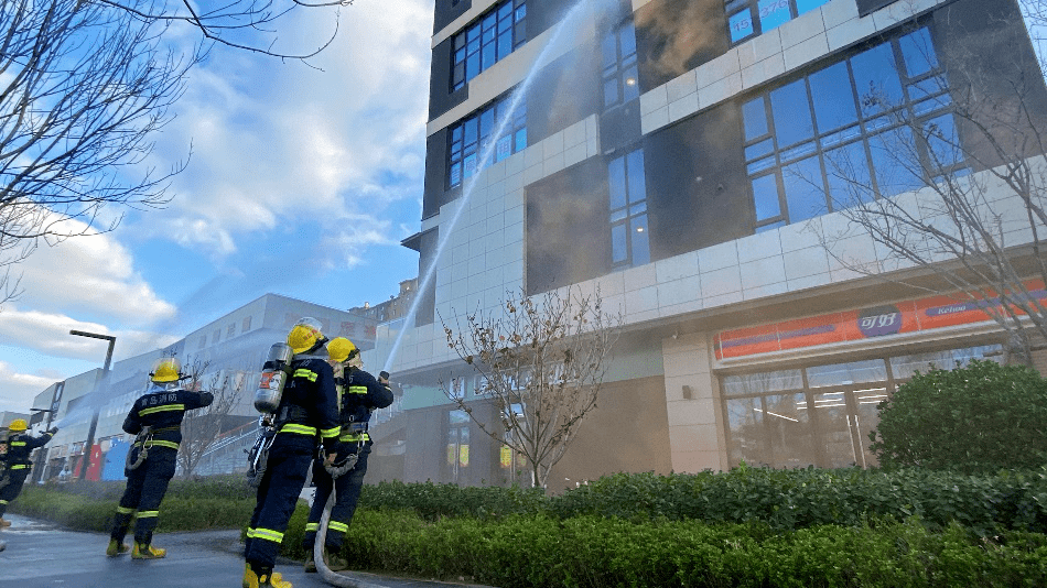 图:消防官兵 展专业(消防大队喷水枪5楼被困居民) 图:住户实操 明操作