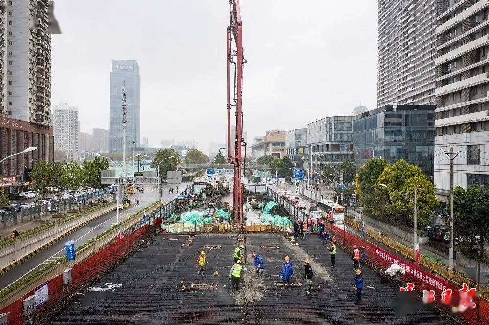 下午3时,记者在友谊大道与团结路交会处看到,多台混凝土罐车正在工地