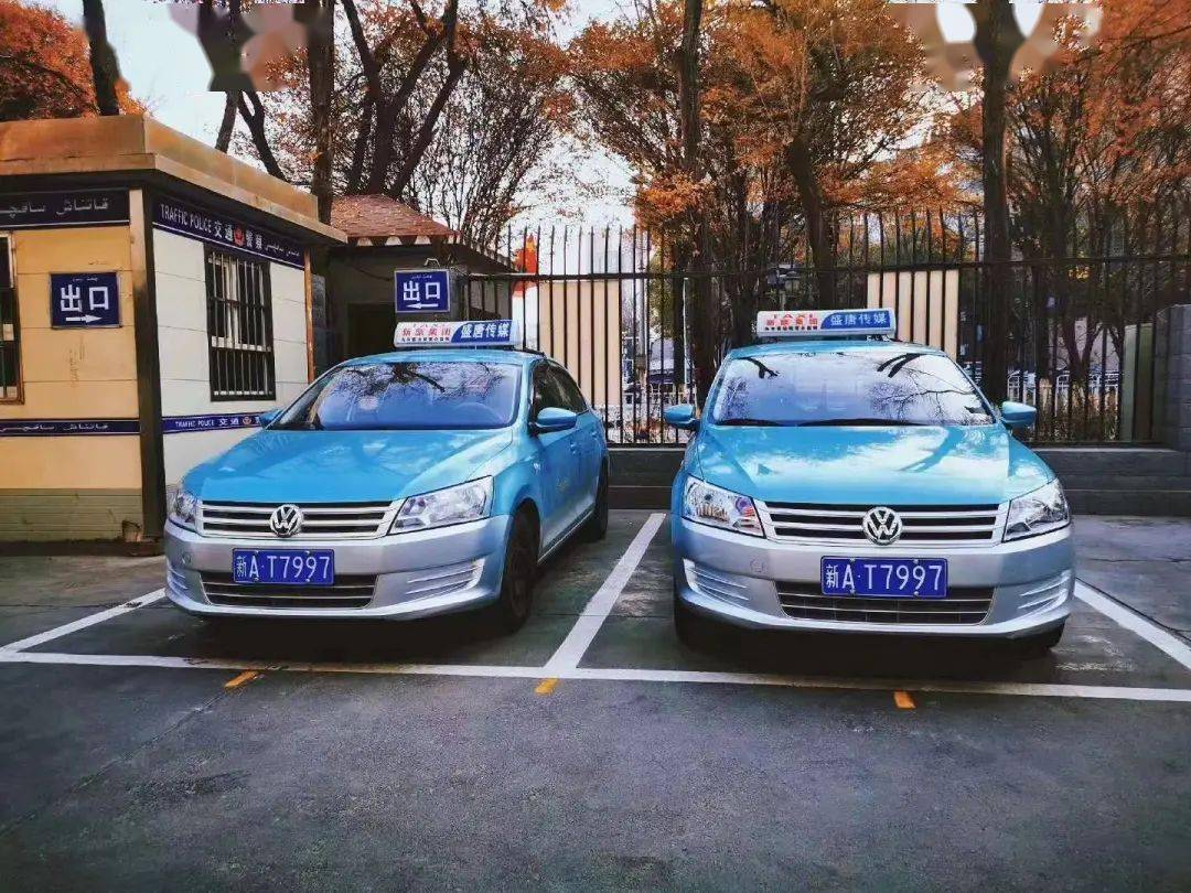 同样的车型 同样的车牌号 甚至还有 同样的行驶证,年检标志 乌鲁木齐