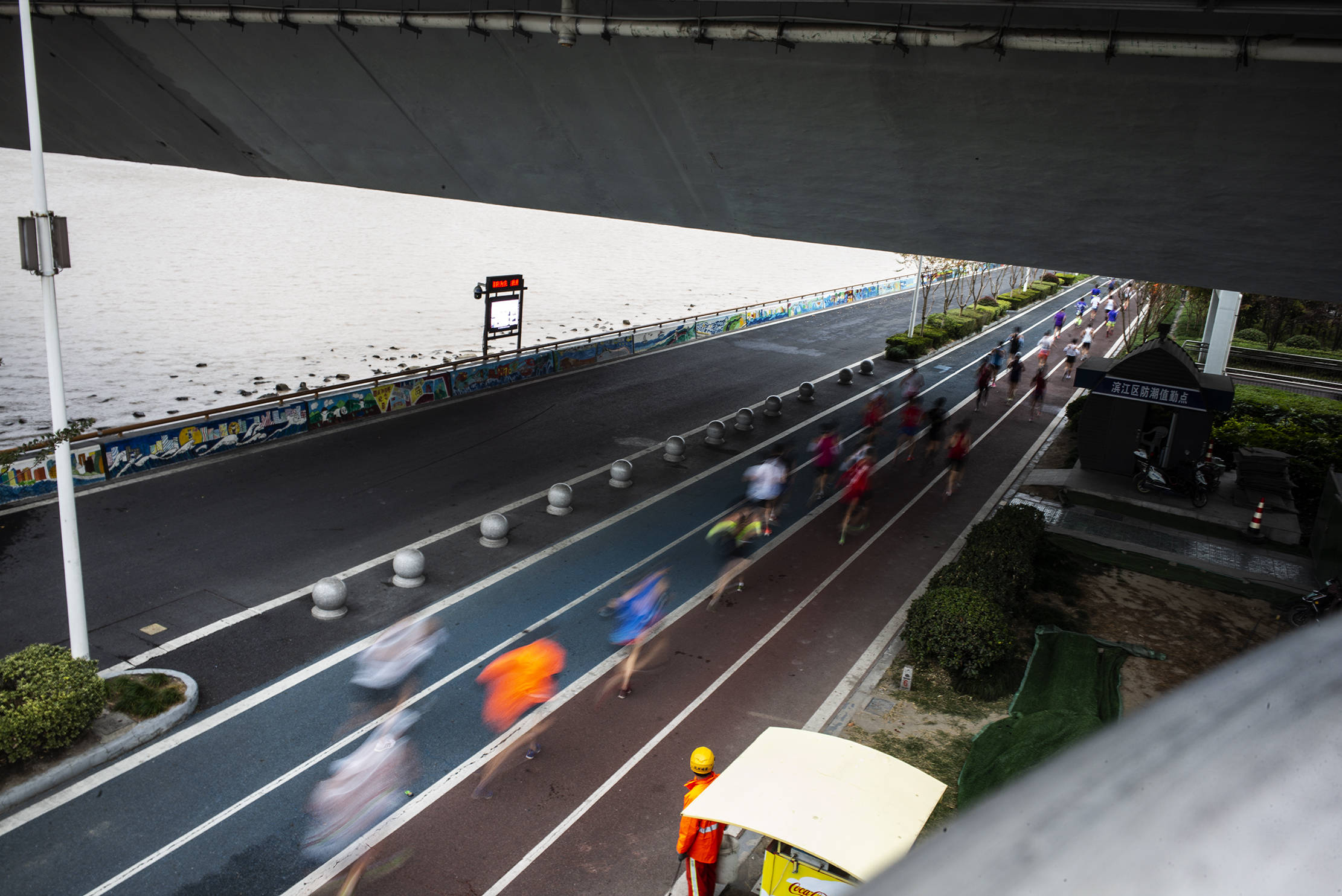 科技|今年的杭马赛道会说话，跑一场“黑科技”马拉松是什么体验
