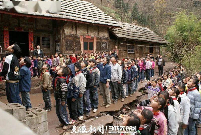 (紫云外宣中心供图 ) 2009年纳雍县曙光镇河沟村陈家寨小学的升旗仪式