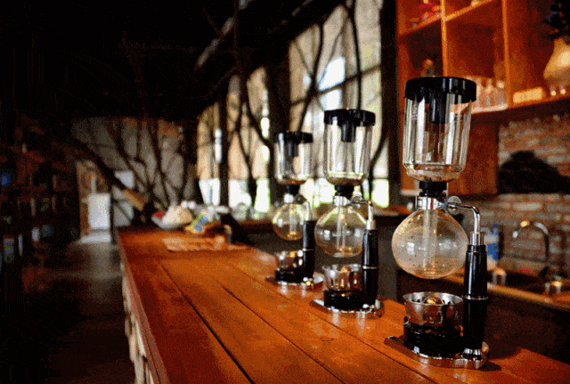 这是一个多么繁荣的小镇,一个多么优美的小镇,一个多么生态的小镇,一