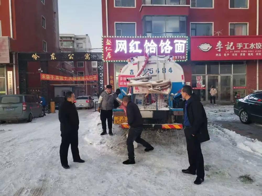 大岭镇各部门全力以赴战冰雪