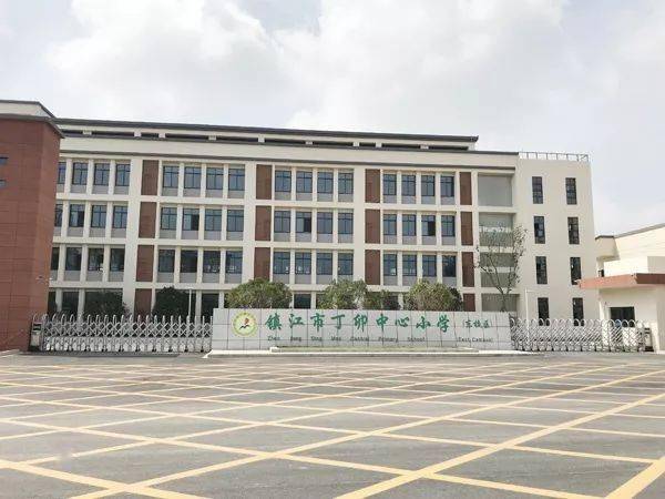 镇江市丁卯中心小学(东校区)实景从环境配套看:小区内部有多种绿植