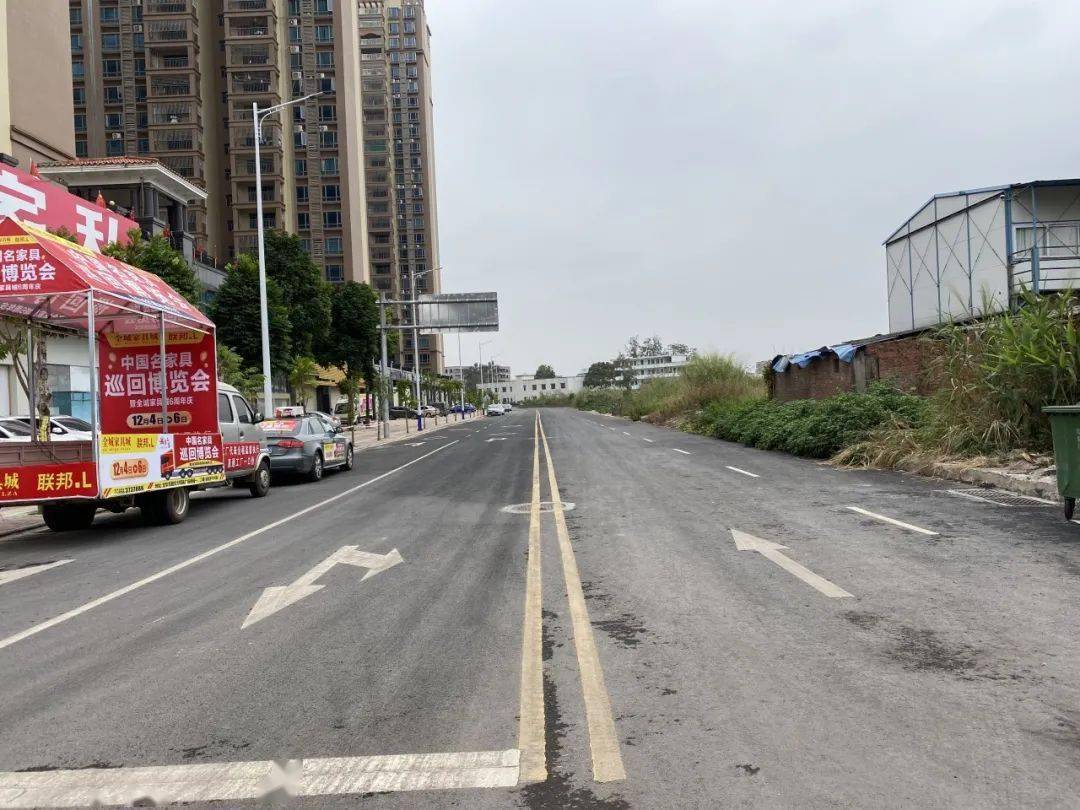 的龙华中路▲路面改造后的龙华西路∨罗定城区多条道路都已旧貌换新颜