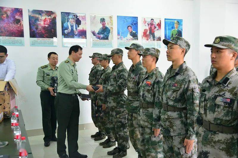 上海市各级兵役机关组织开展在役士兵跟踪服务和走访慰问活动鼓励在役