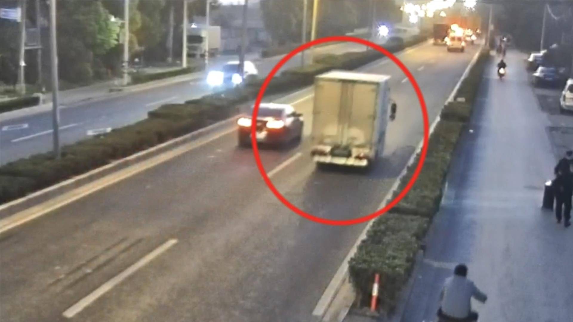 直行轿车不让转弯货车，货车司机追逐撞击轿车