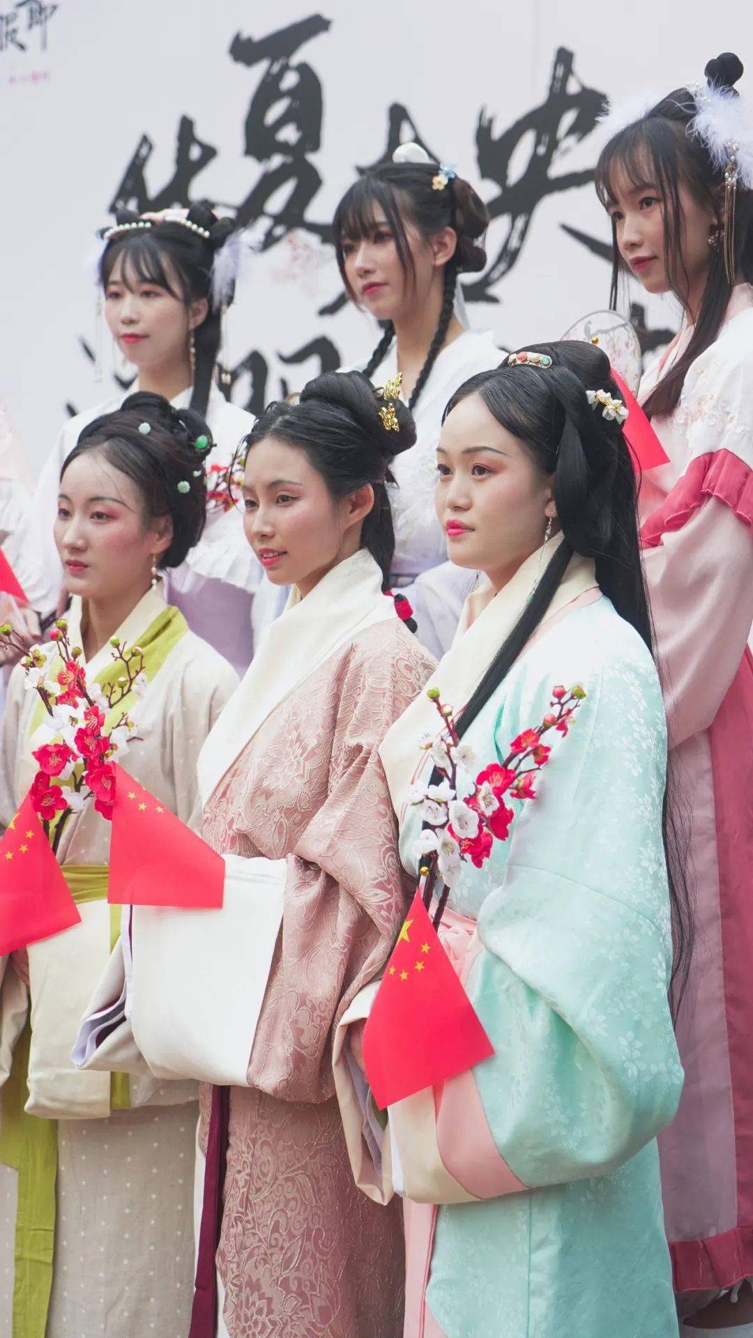 据主办方负责人介绍,此次广州汉服节是由18个小队从广州及周边各地