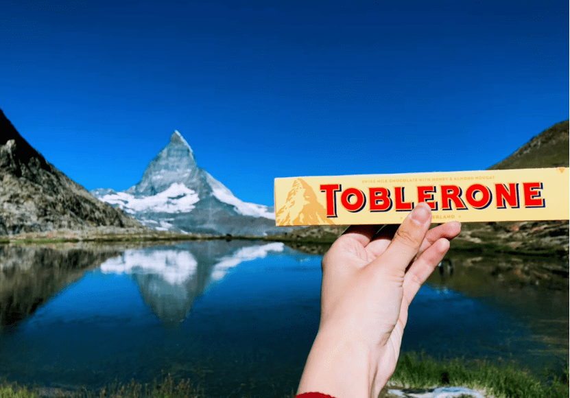 在马特洪峰吃经典款的toblerone巧克力.