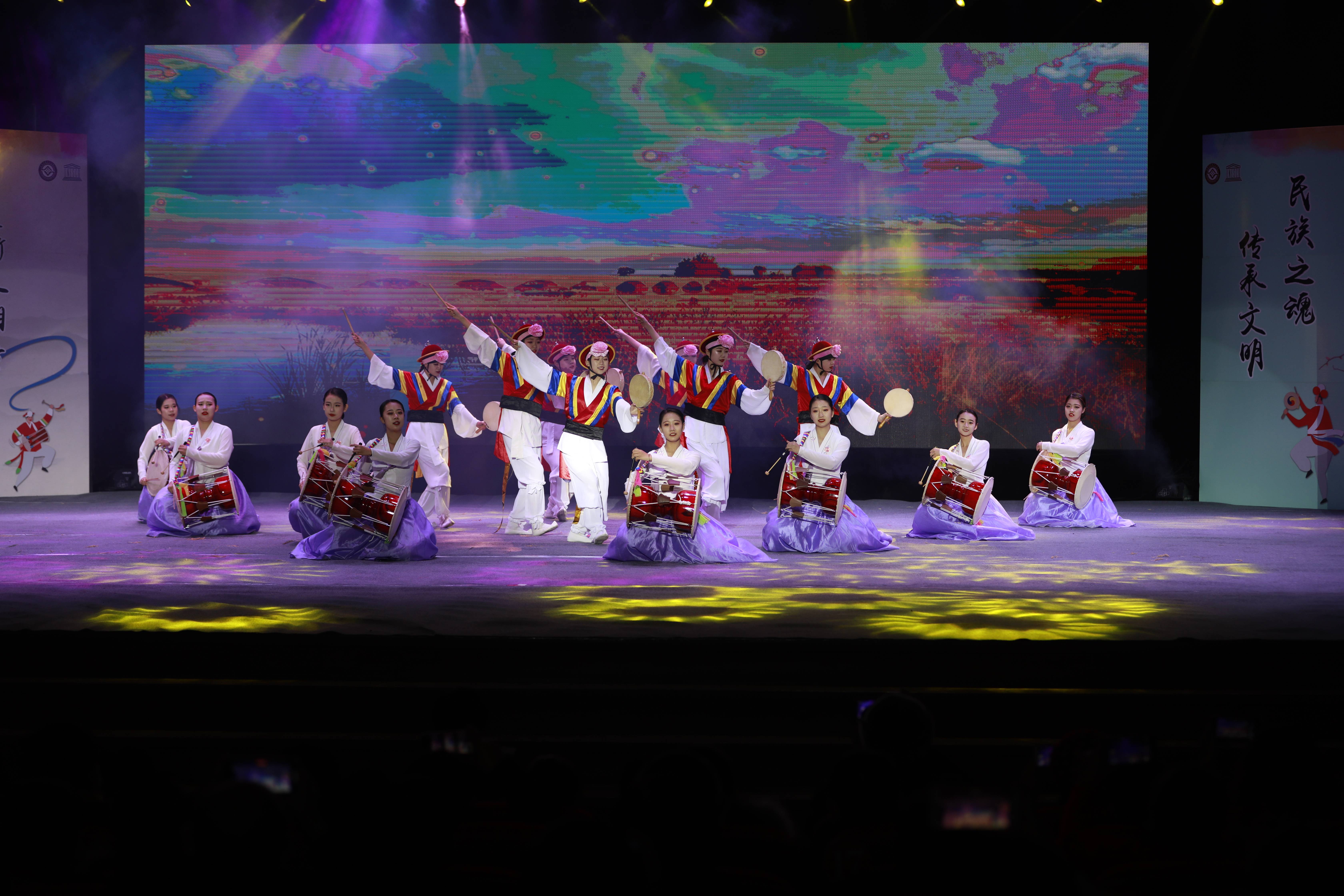 400名群众参与2020汪清县中国朝鲜族农乐舞(象帽舞)展演,表达农民幸福