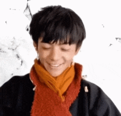 首先是摄影师给丁真开起了直播,不时地引导网友刷礼物.