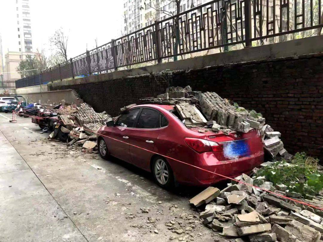 墙倒了！九江一小区围墙倒塌，2台轿车辆被砸！还有..._事件