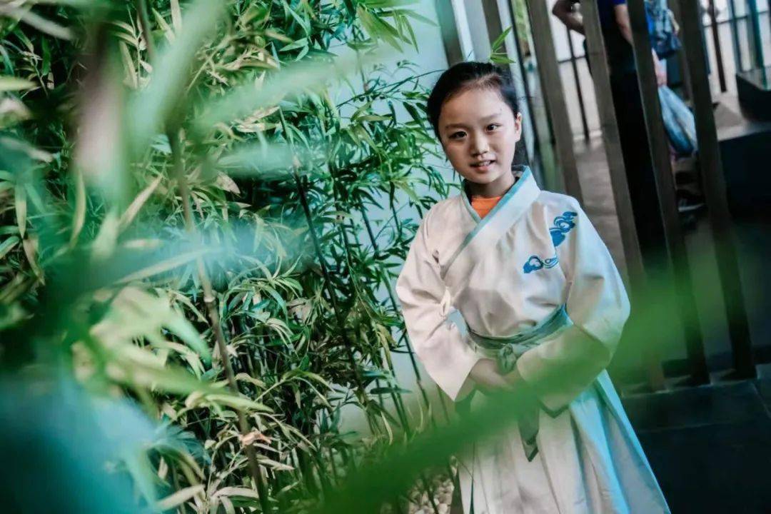 大家好!我叫袁熠,是一个性格开朗的女生.