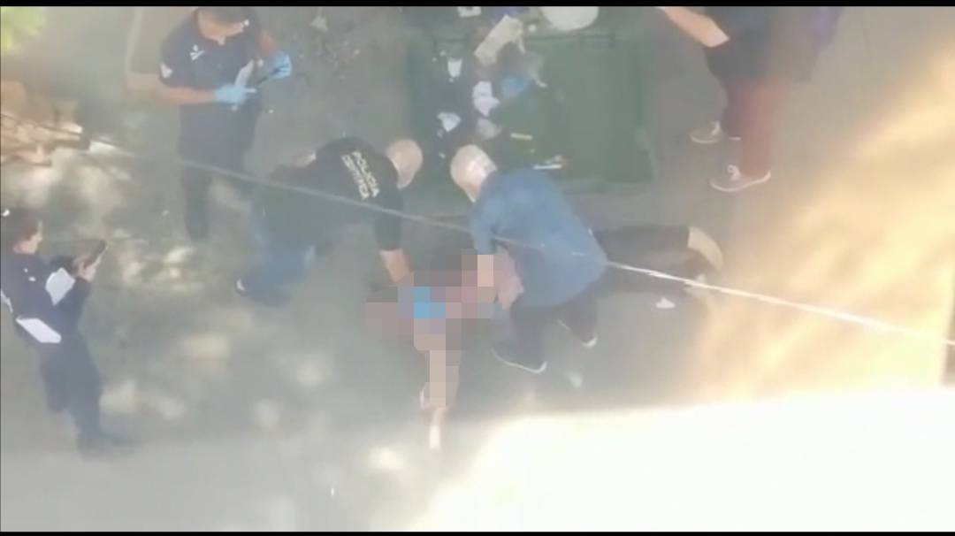 原创网曝与球王马拉多纳遗体合影的男子已被杀害，尸体被扔在垃圾箱里