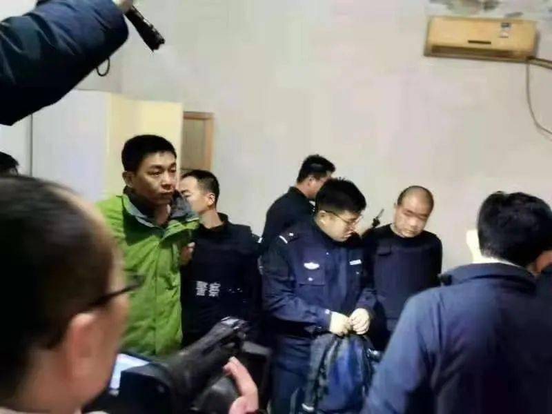 【视频】邢台一男子持枪抢银行,最新通报.