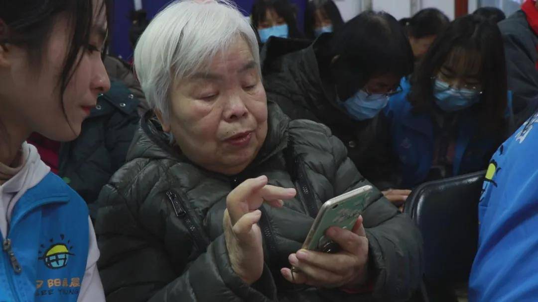 老大难|新科技却成老人的“老大难”？白岩松：智能化生活 “等一等”他们的步伐