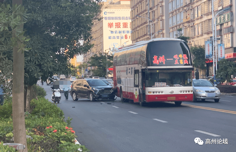 高州一长途大巴车路口发生碰撞,结果.