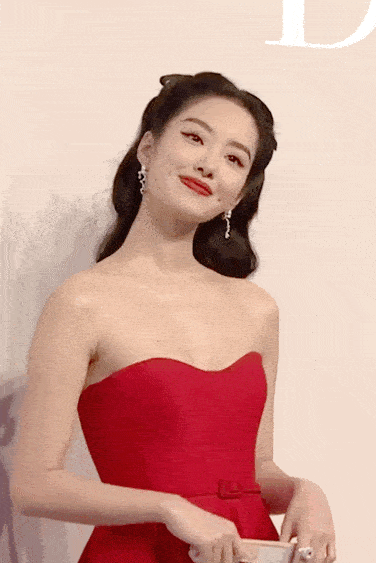 7月,她参加了dior梦之设计师展览,穿的这身复古红色抹胸裙以及港风