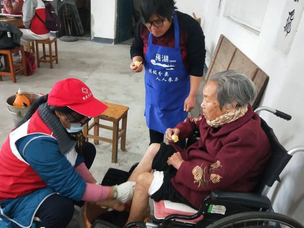 冬日寒冷 服务暖心 关爱老人 情暖夕阳 | 奉化区莼湖街道红十字博爱